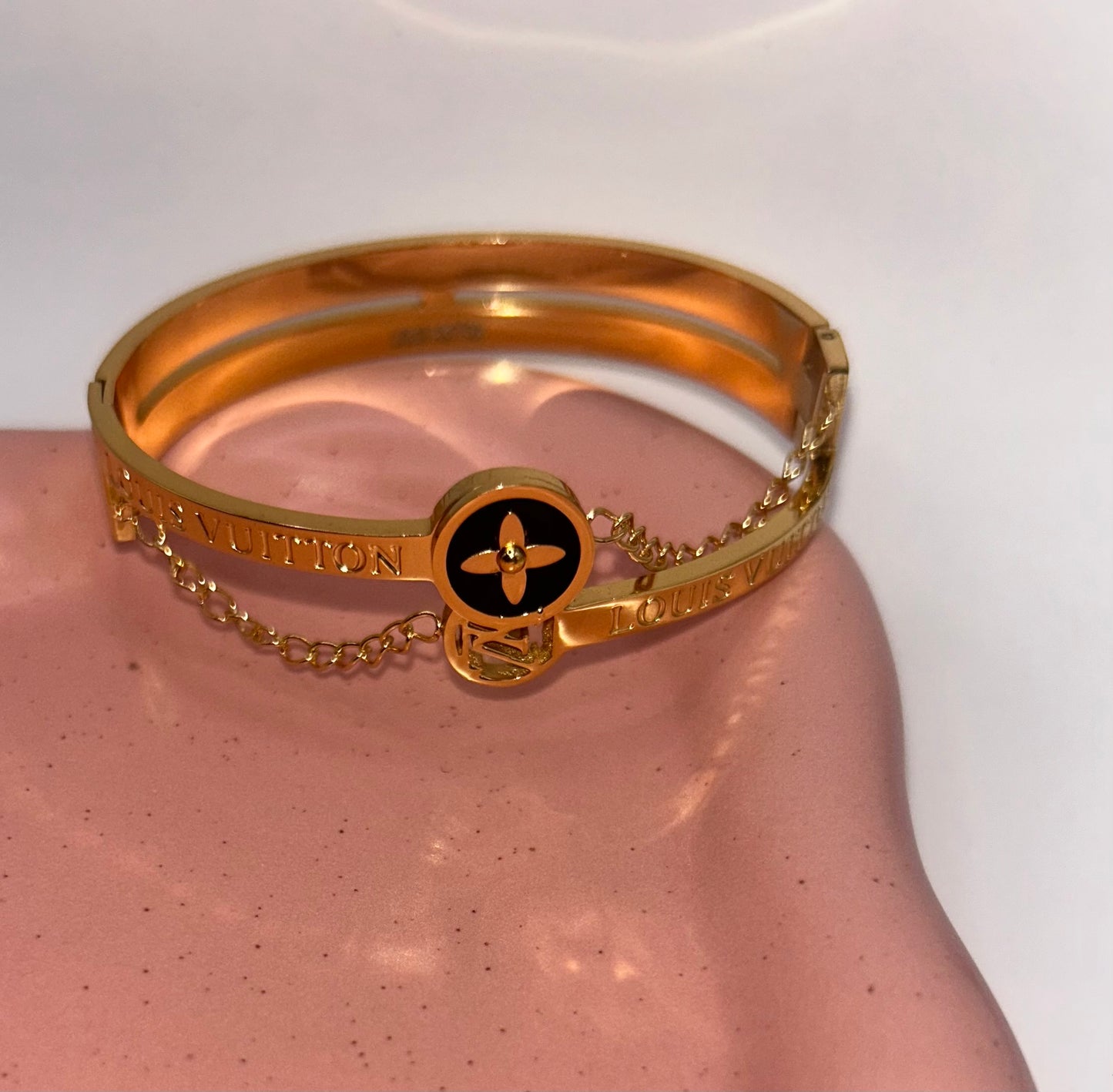 LV Intertwines w/Chain